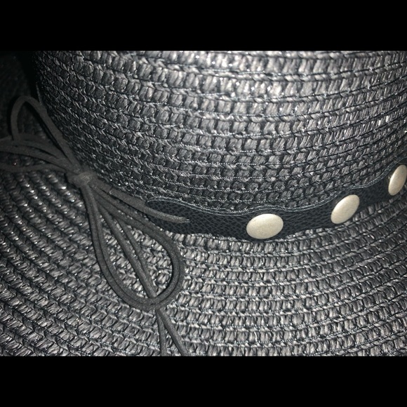 Boho/ Western straw hat w/ faux leather strap around it - Picture 3 of 9